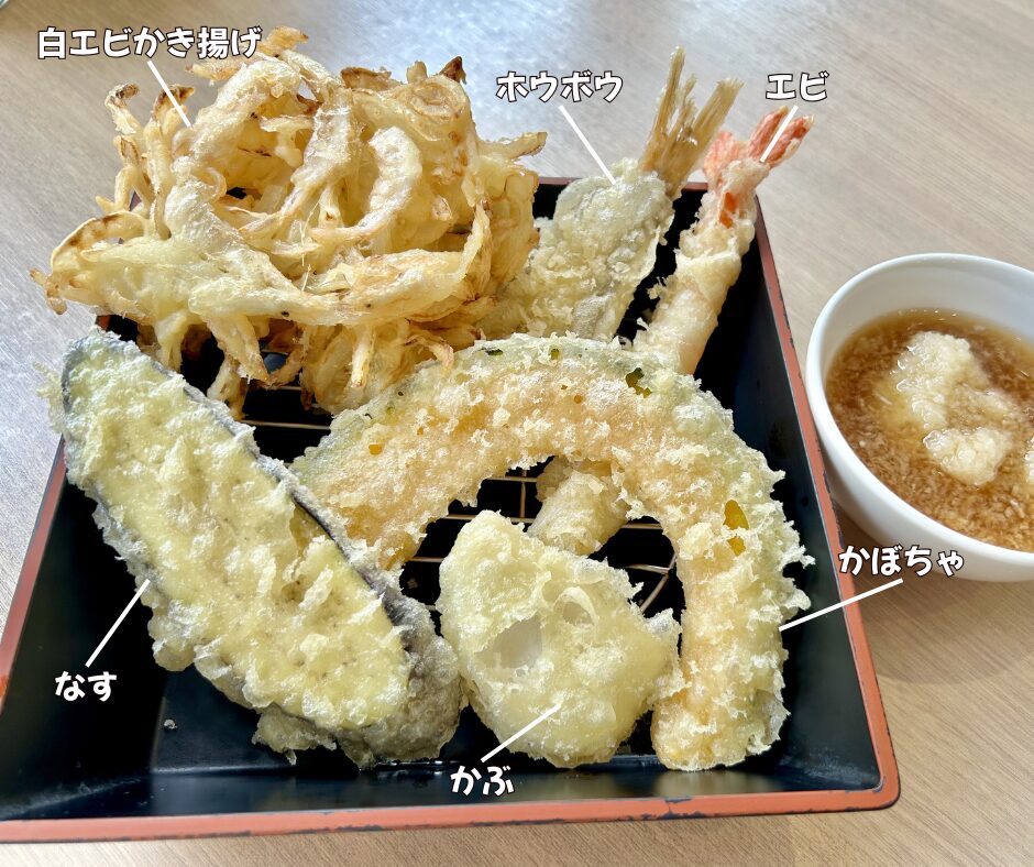 エビ、ホウボウ、野菜、かき揚げの天ぷら