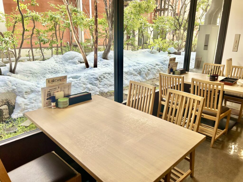 天ぷら七福の店内のテーブル綺麗な中庭