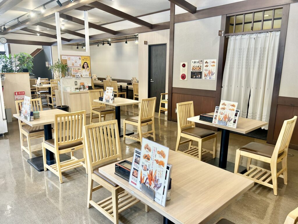 天ぷら七福の広い店内にテーブルや椅子がたくさんある
