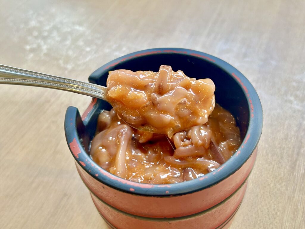 イカの塩辛をスプーンで持ち上げている