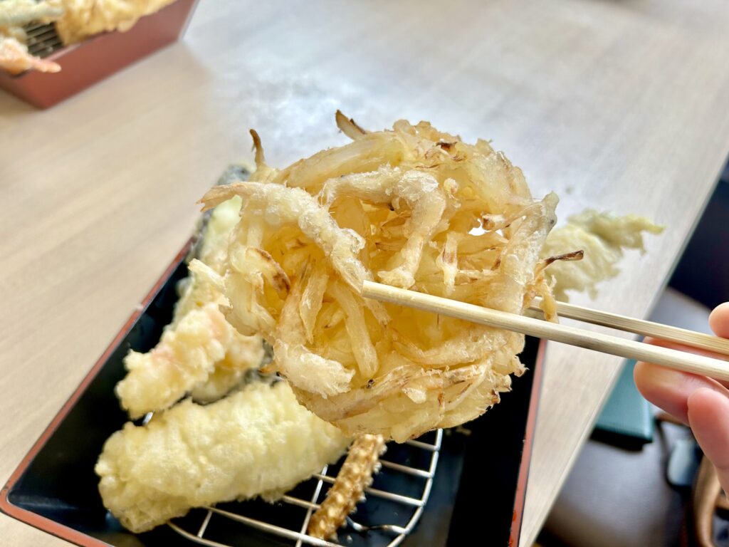 白エビかき揚げを箸で持ち上げている