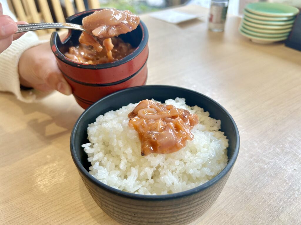 特性の塩辛をご飯の上に乗せている