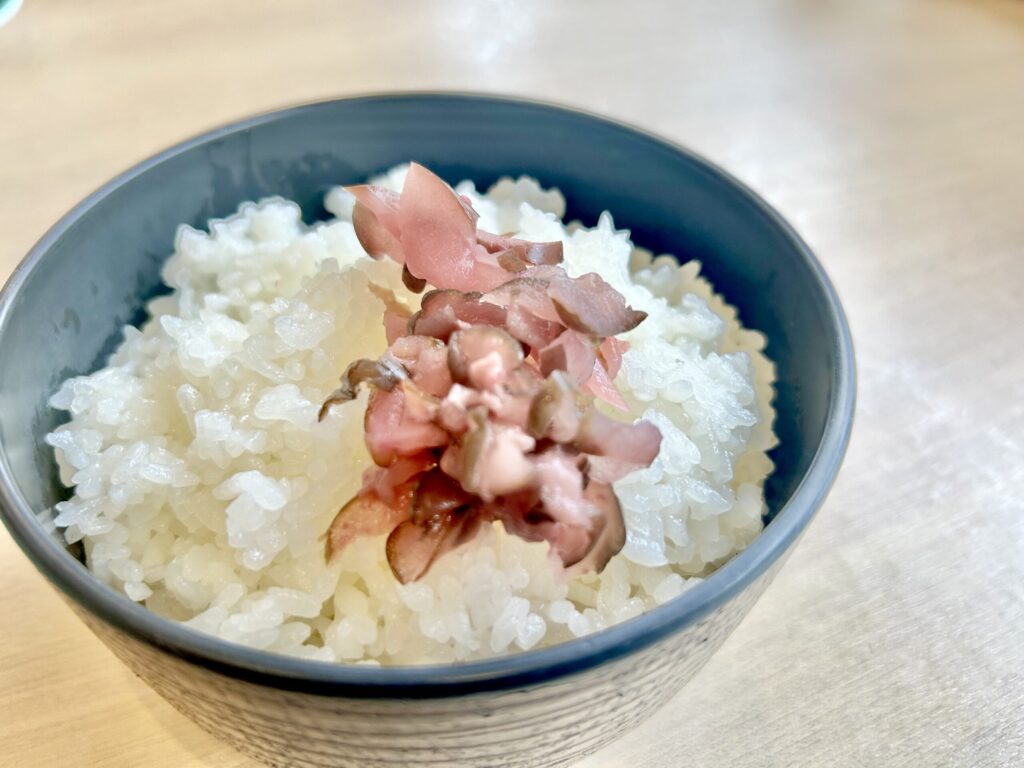 ご飯の上にしば漬けを乗せている
