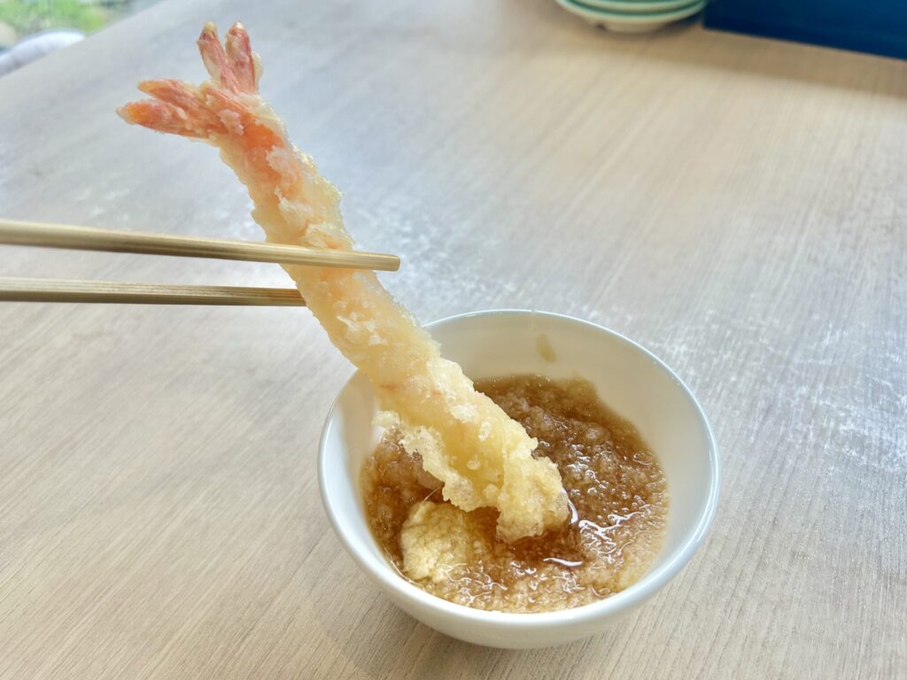 海老天を天つゆに浸している