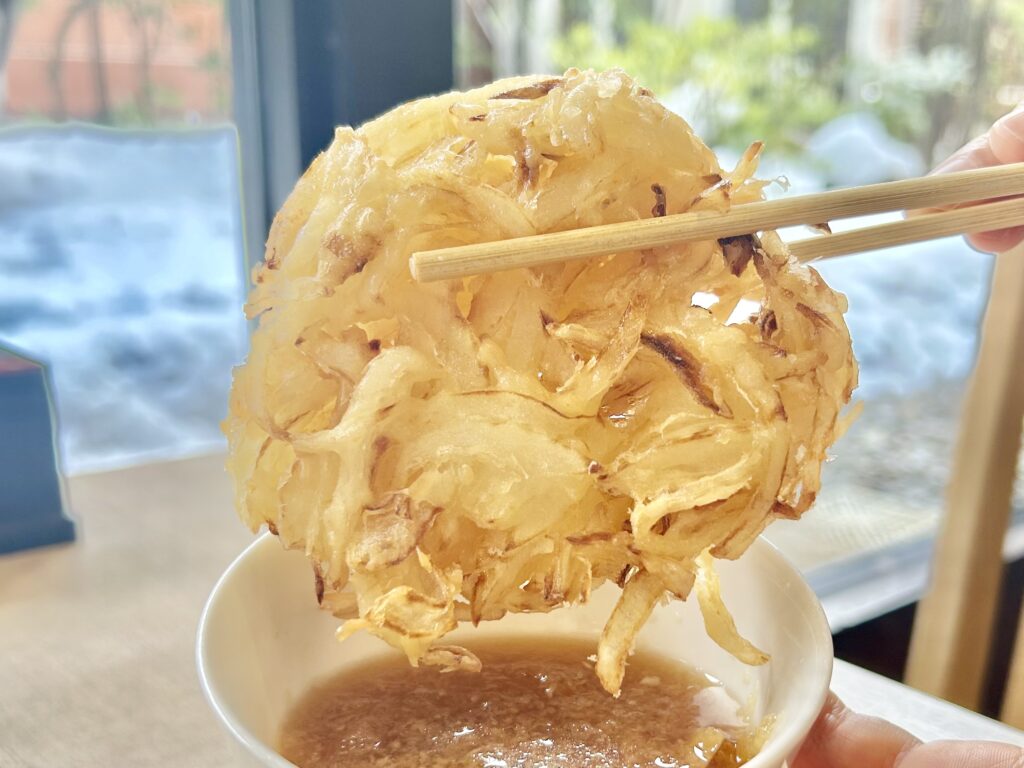 白エビのかき揚げを天つゆに浸す