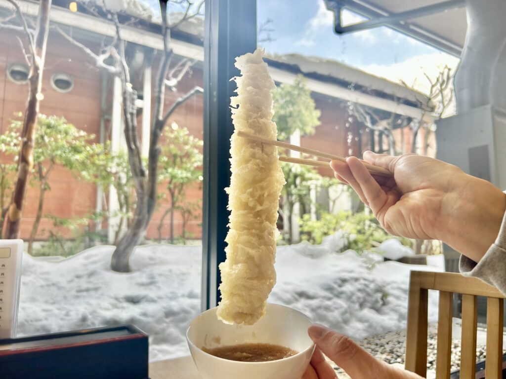 穴子の天ぷらを天つゆにつける