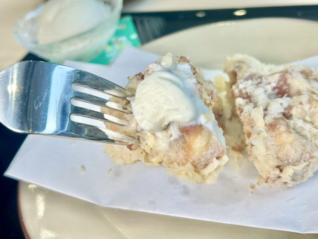 ワッフル天ぷらにバニラアイスを乗せて持ち上げている