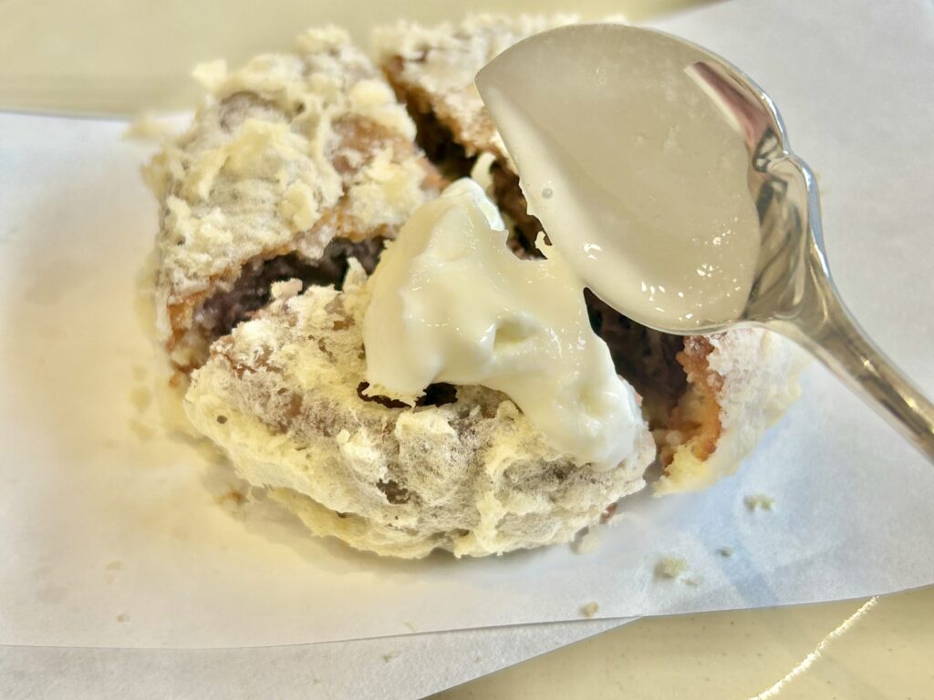 スイーツ天ぷらにバニラアイスを乗せている