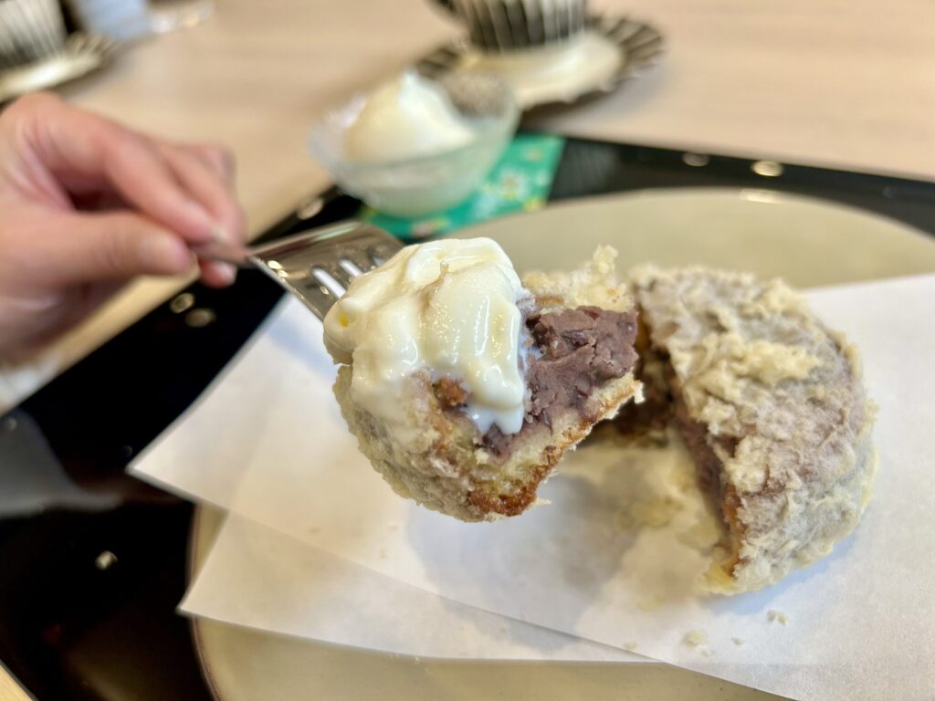 バニラアイスが乗った今川焼の天ぷらをフォークで持ち上げている