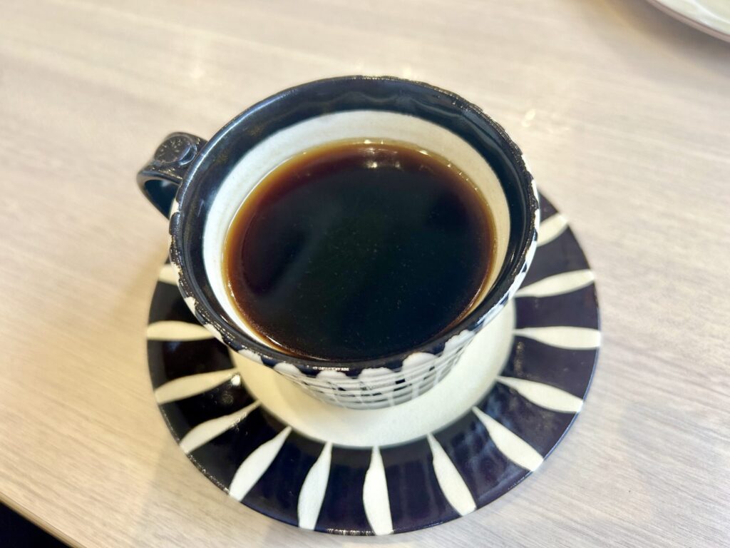白黒のカップに入ったブラックコーヒー