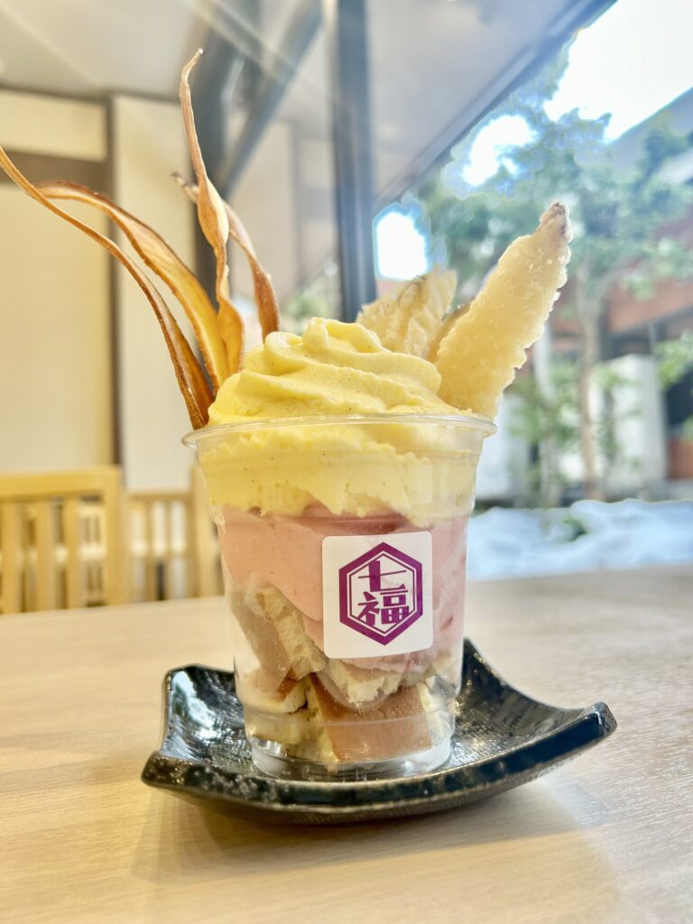 さつま芋の天ぷらとさつま芋チップスが乗ったパフェ