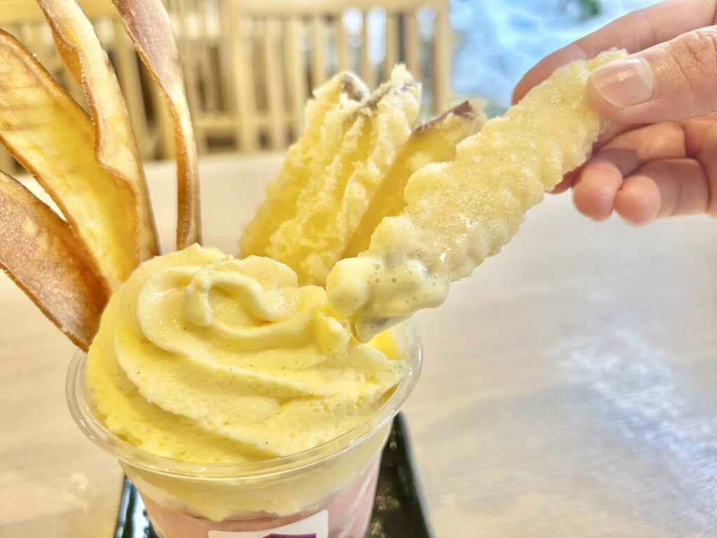 さつま芋の天ぷらにバニラアイスをつけてる