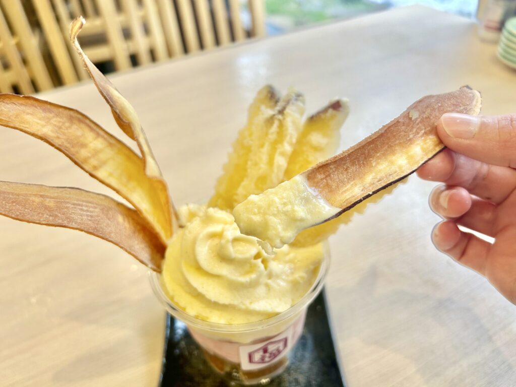 さつま芋チップスにバニラアイスを乗せている