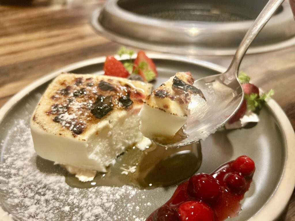 杏仁ブリュレアイスをスプーンですくっている