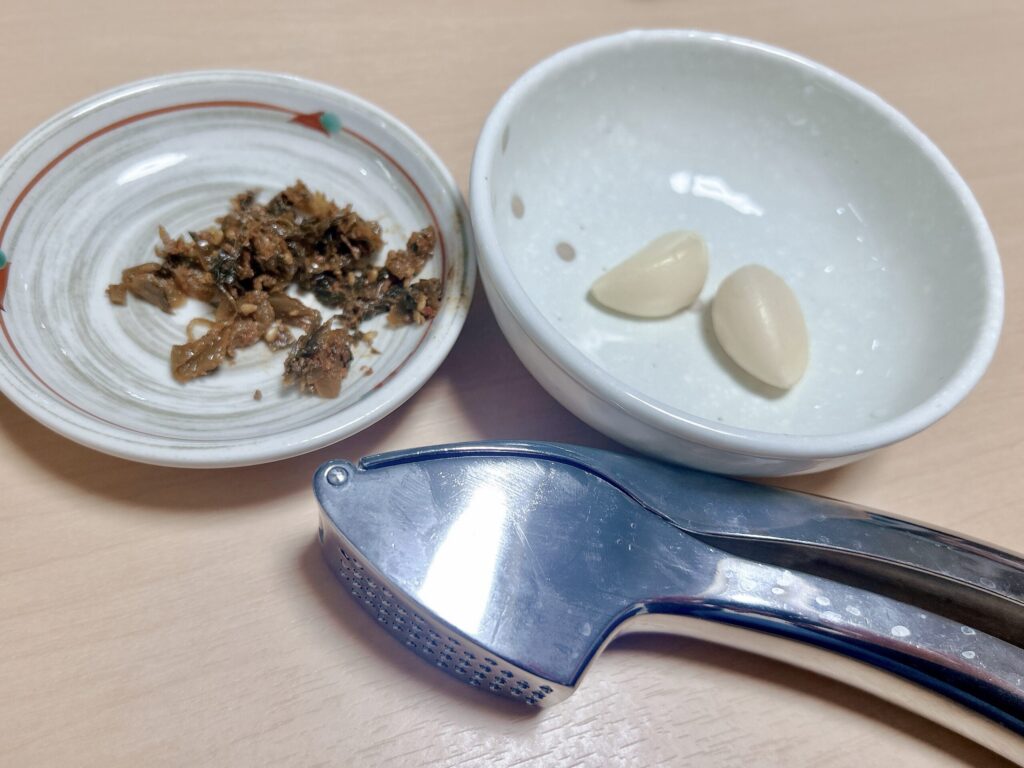 セルフの辛子高菜と生搾りニンニク
