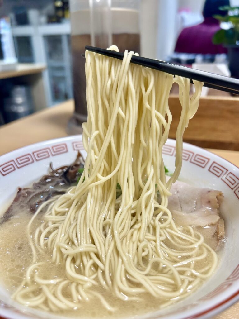 豚骨ラーメンの麺上げ
