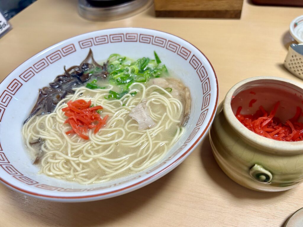 豚骨ラーメンに紅生姜を乗せる