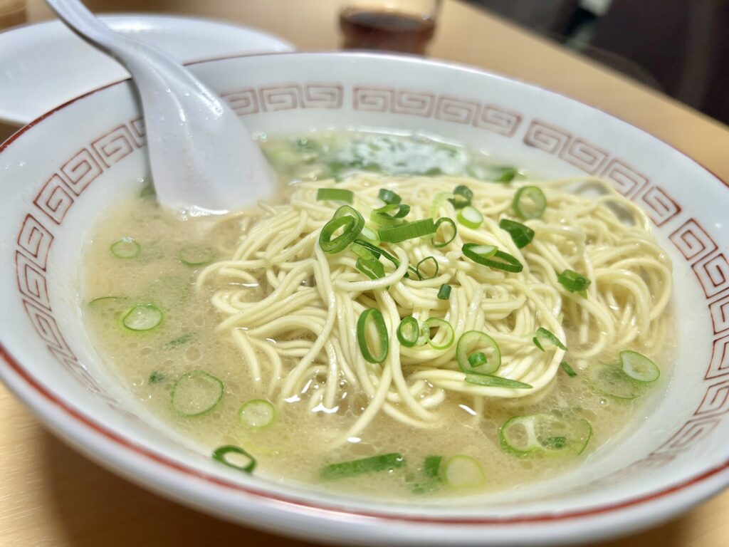 替玉をスープに入れる