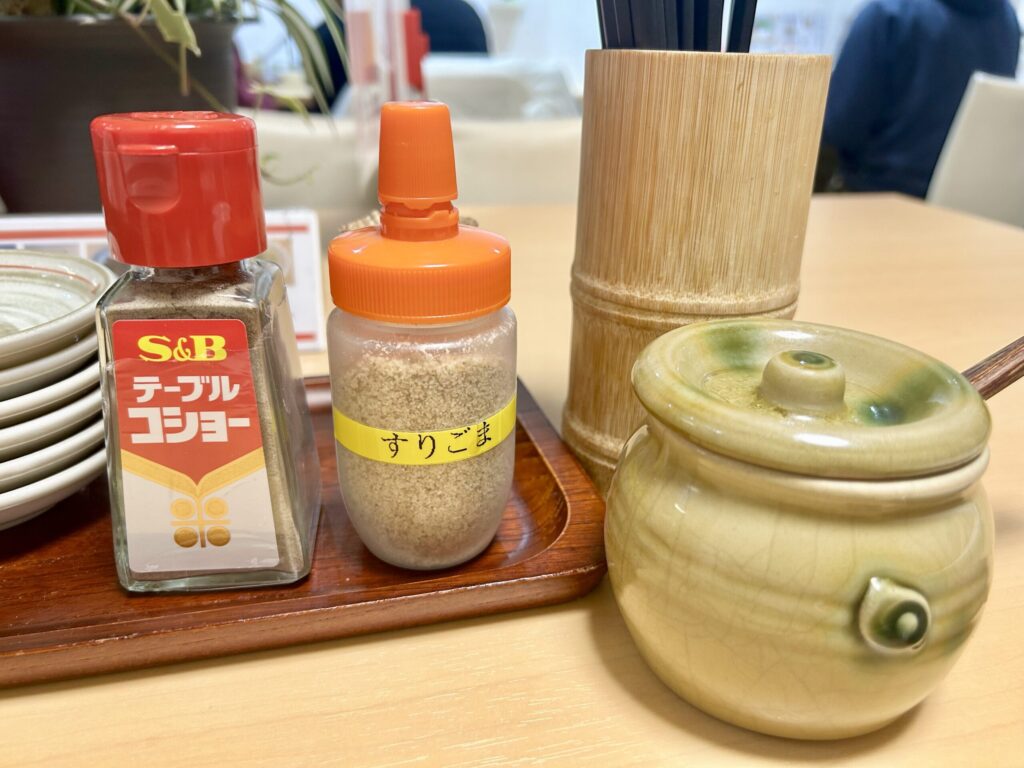 テーブルの胡椒、胡麻、紅生姜