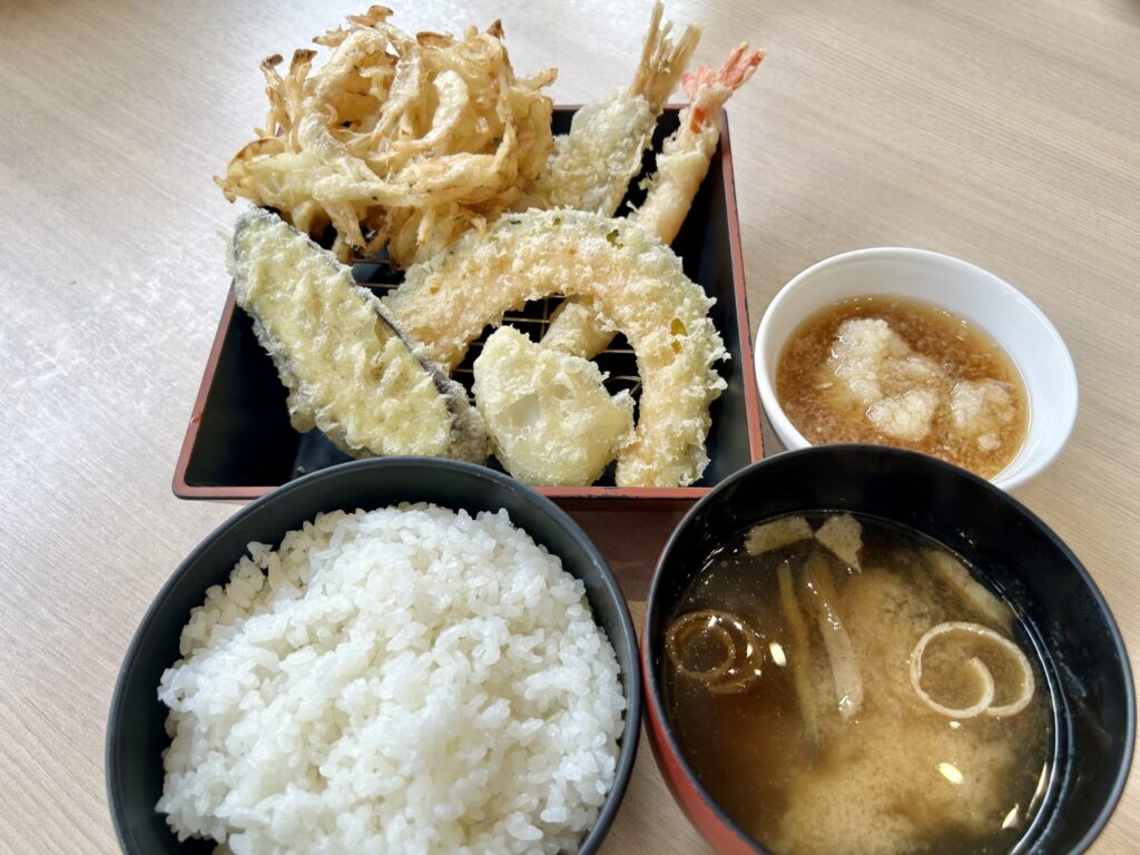 七福定食で、天ぷらの盛り合わせ、ごはん大、味噌汁と天つゆ