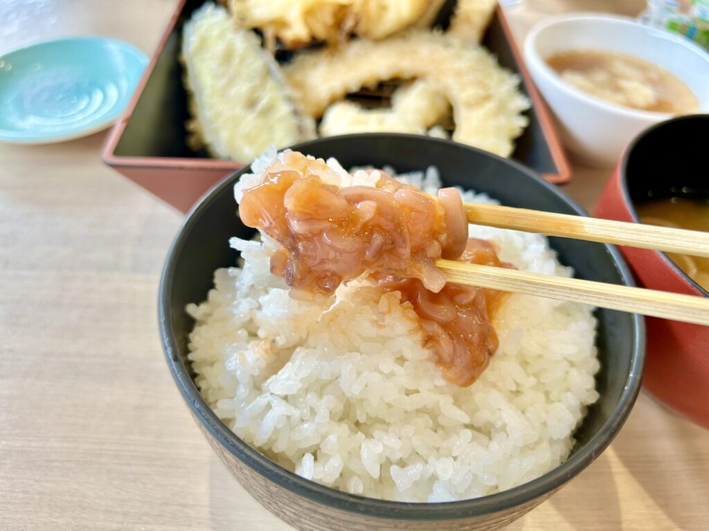 特性の塩辛とご飯を一緒にいただく