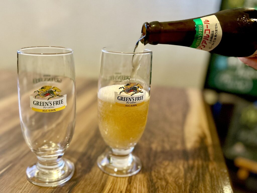 ノンアルコールビールをグラスに注ぐ