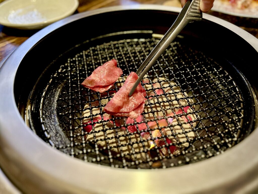 ネギタン塩を焼いている