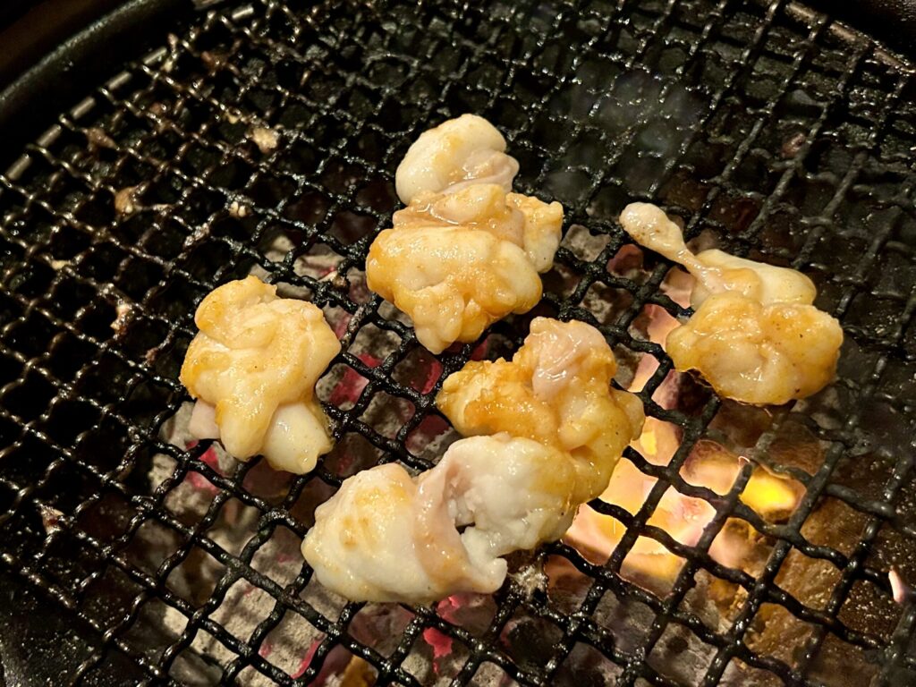 マルチョウを焼いている