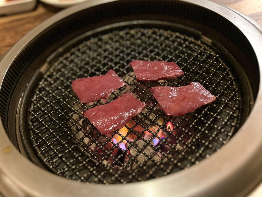 牛ハツを焼いている