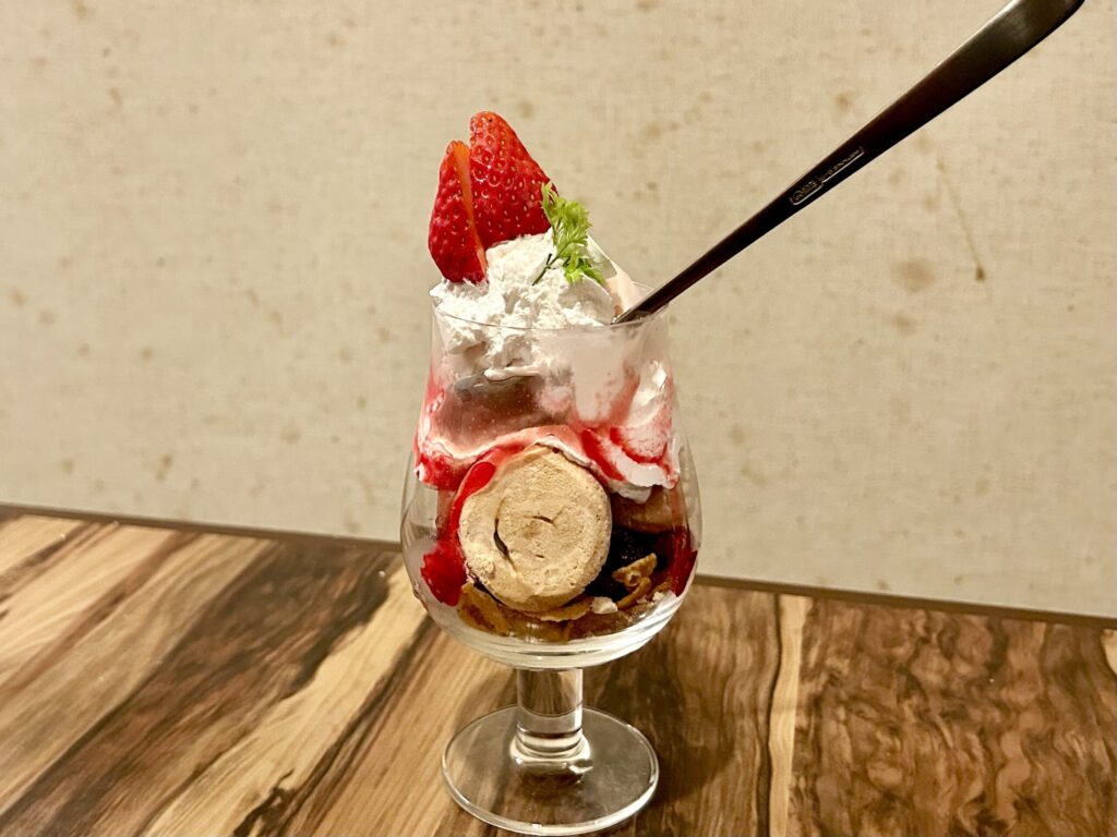 苺とパヴロバのパフェ