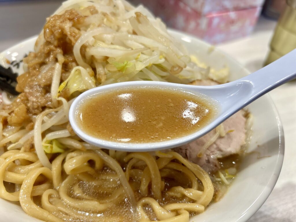 濃厚な醤油豚骨スープ