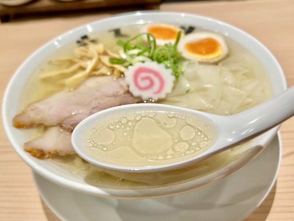 ワンタンメンのあっさりスープ