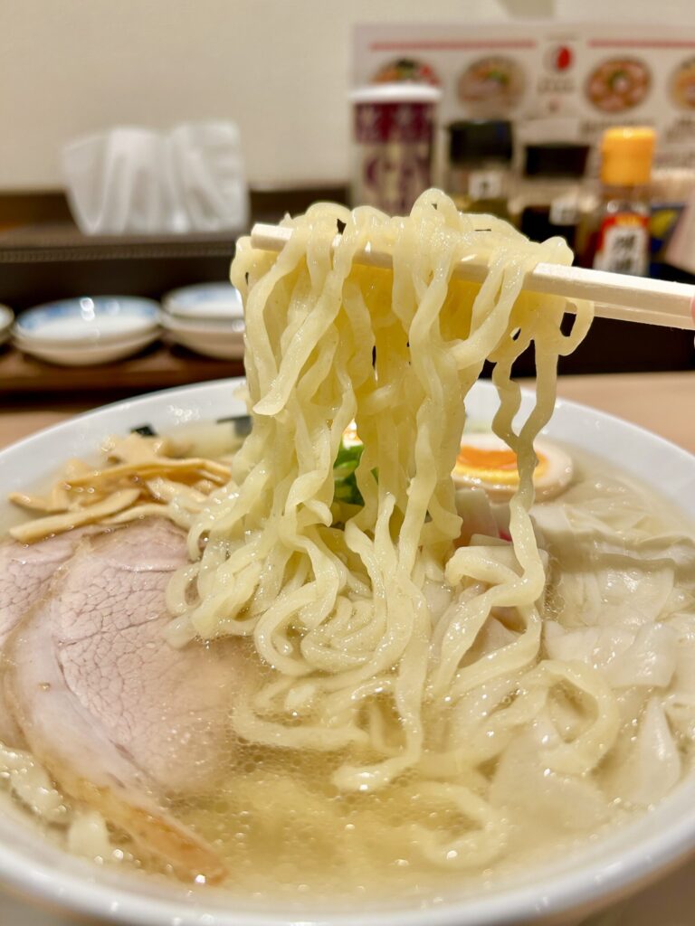 ワンタンメンの手揉みちぢれ麺