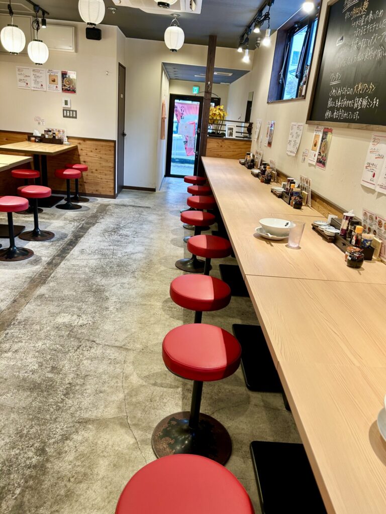 まるももの店内カウンター席