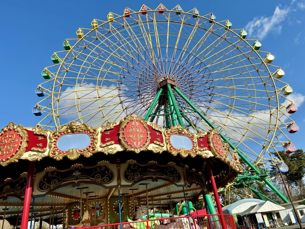 華蔵寺遊園地の観覧車とメリーゴーランド
