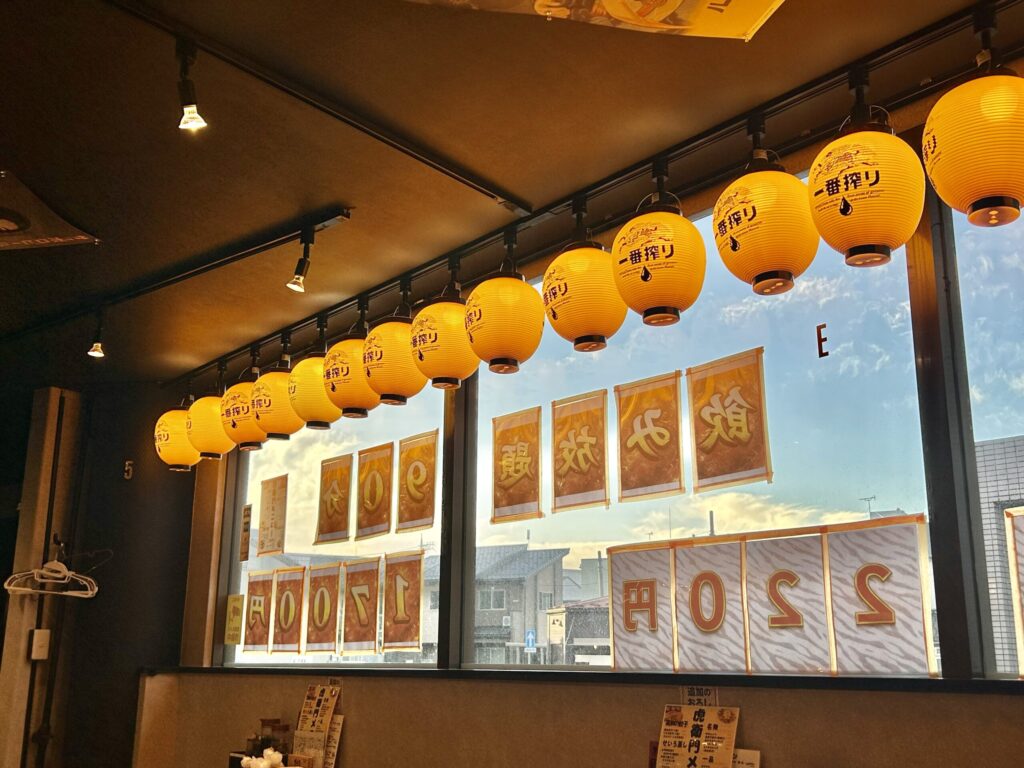 店内からみた提灯