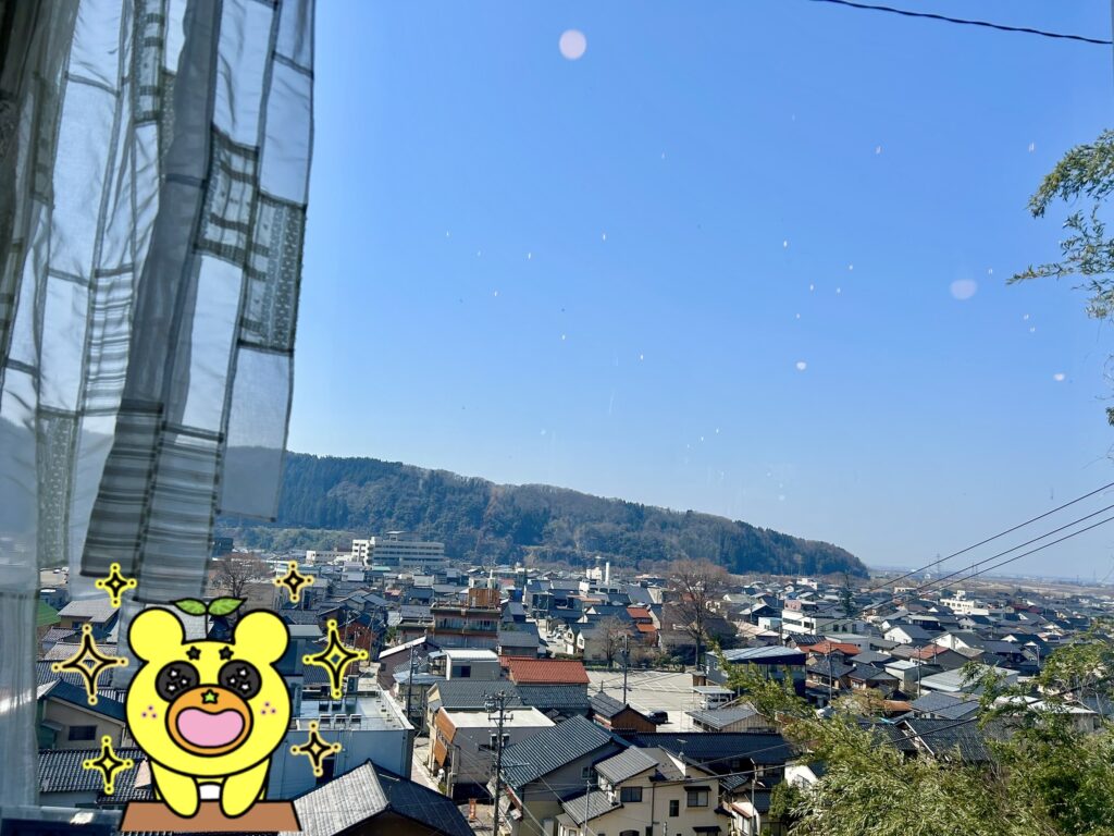 店内から見る鶴来の街並み