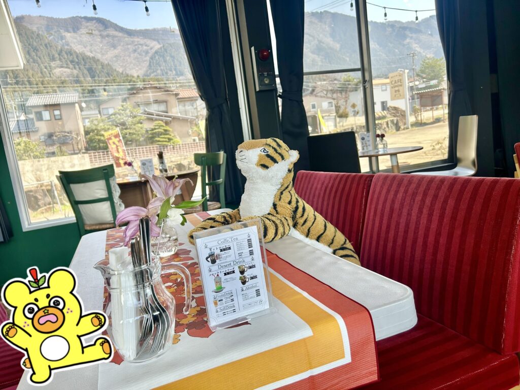座席に座る虎のぬいぐるみ