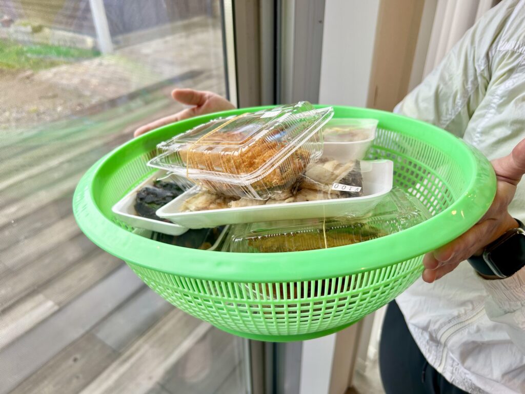 カゴいっぱいのお惣菜