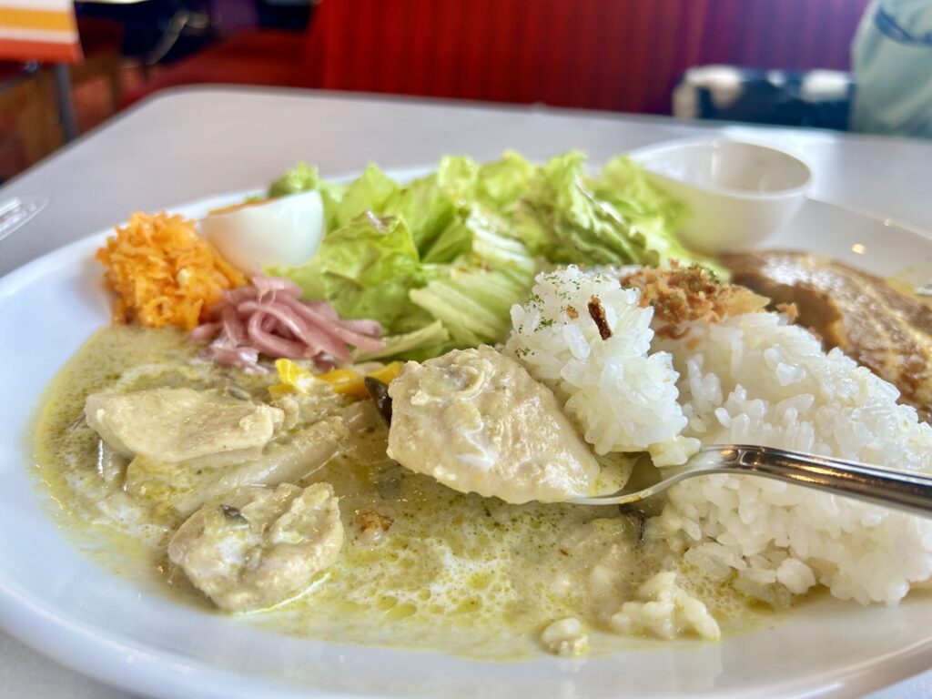 あい崖カレーのグリーンカレー側