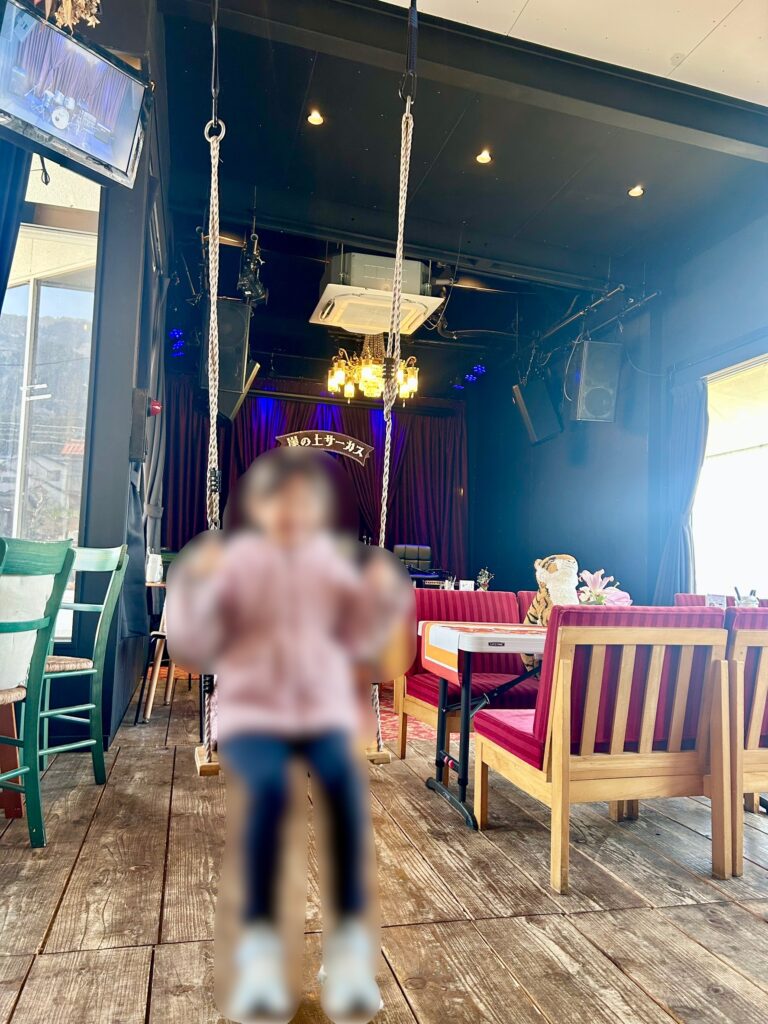 ブランコに乗っている子ども