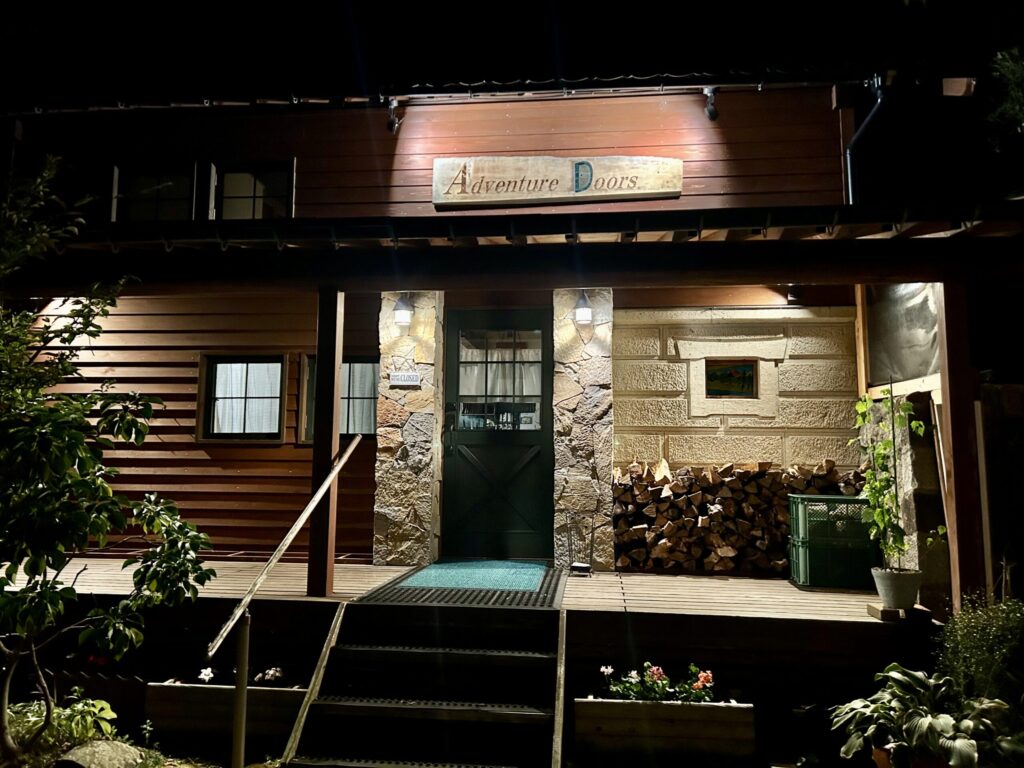 夜間も利用できるカフェ内の綺麗なトイレ