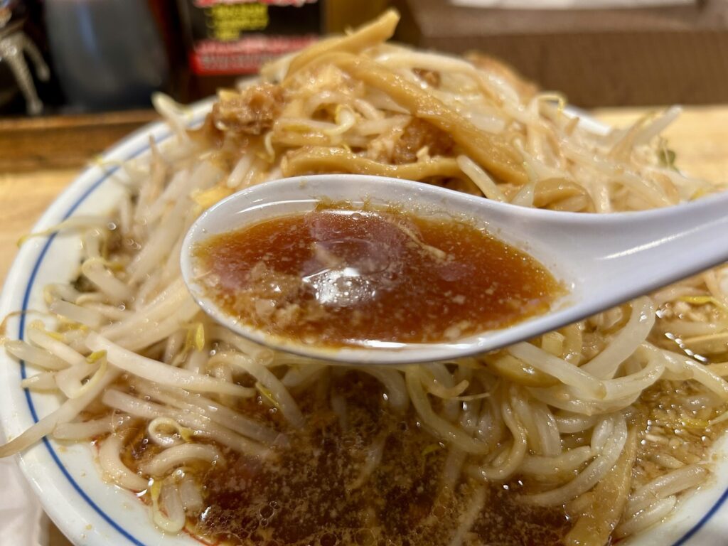 醤油感強めのスープ