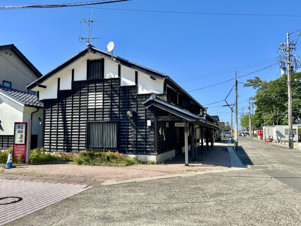 輪島市にある自家焙煎珈琲店「Hosi bosi coffee」の外観