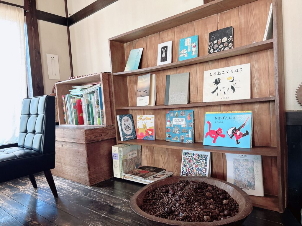 輪島市のHosi bosi coffee店内の絵本がある本棚