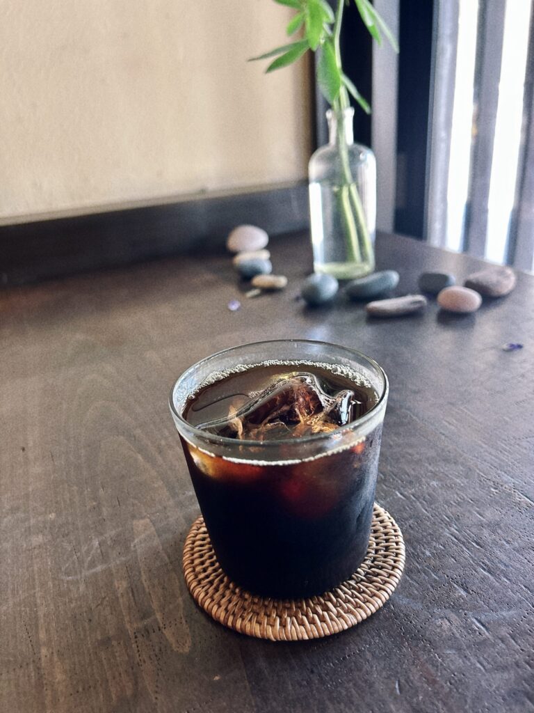 テーブルの上にあるこだわりのアイスコーヒー