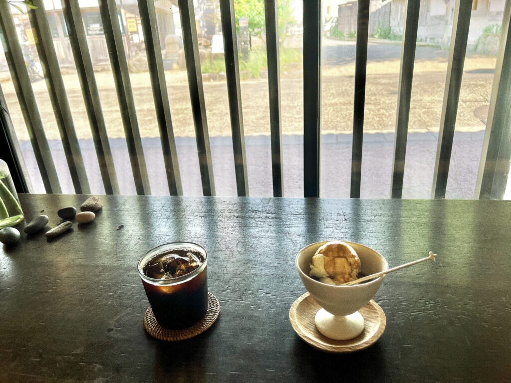 Hosi bosi coffeeの落ち着いた窓際に置いたコーヒーとアフォガード