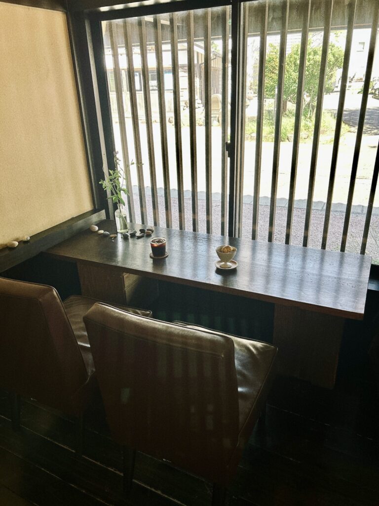 輪島市Hosi bosi coffeeの静かな店内と窓際席