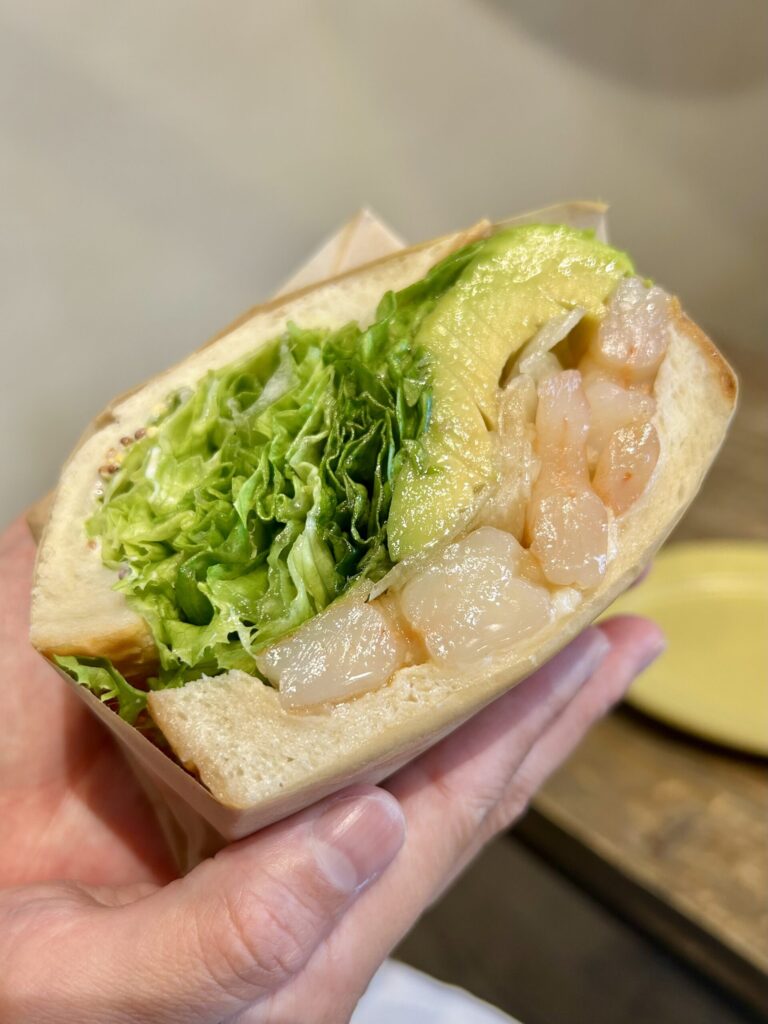 金沢市の＆Sandの具材たっぷりのエビアボカドのサンドイッチ