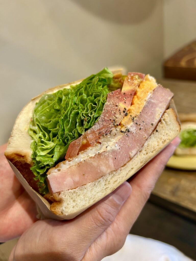 ＆Sandのボリューム満点のBLTサンド